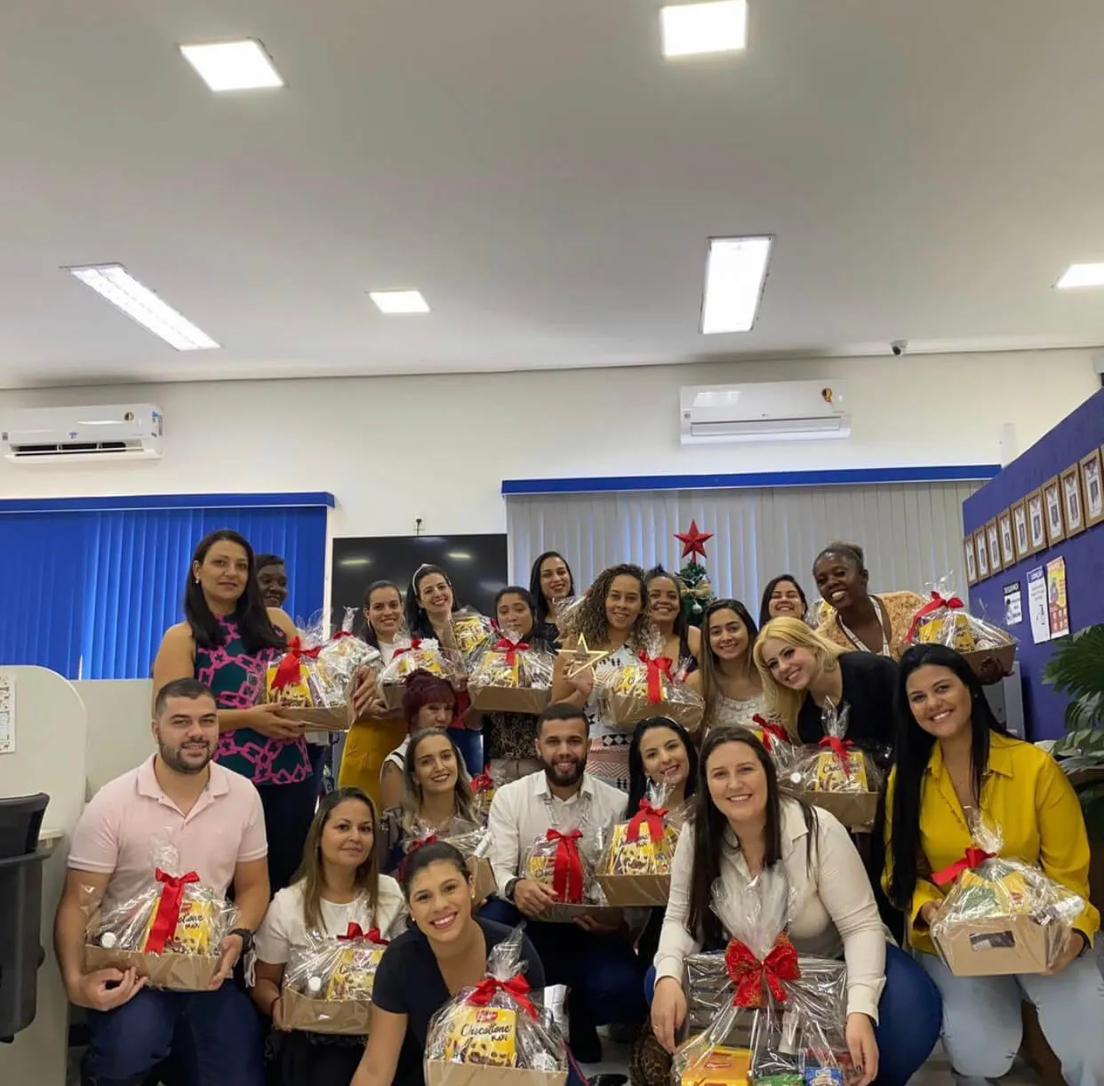 Equipe unida posando para foto