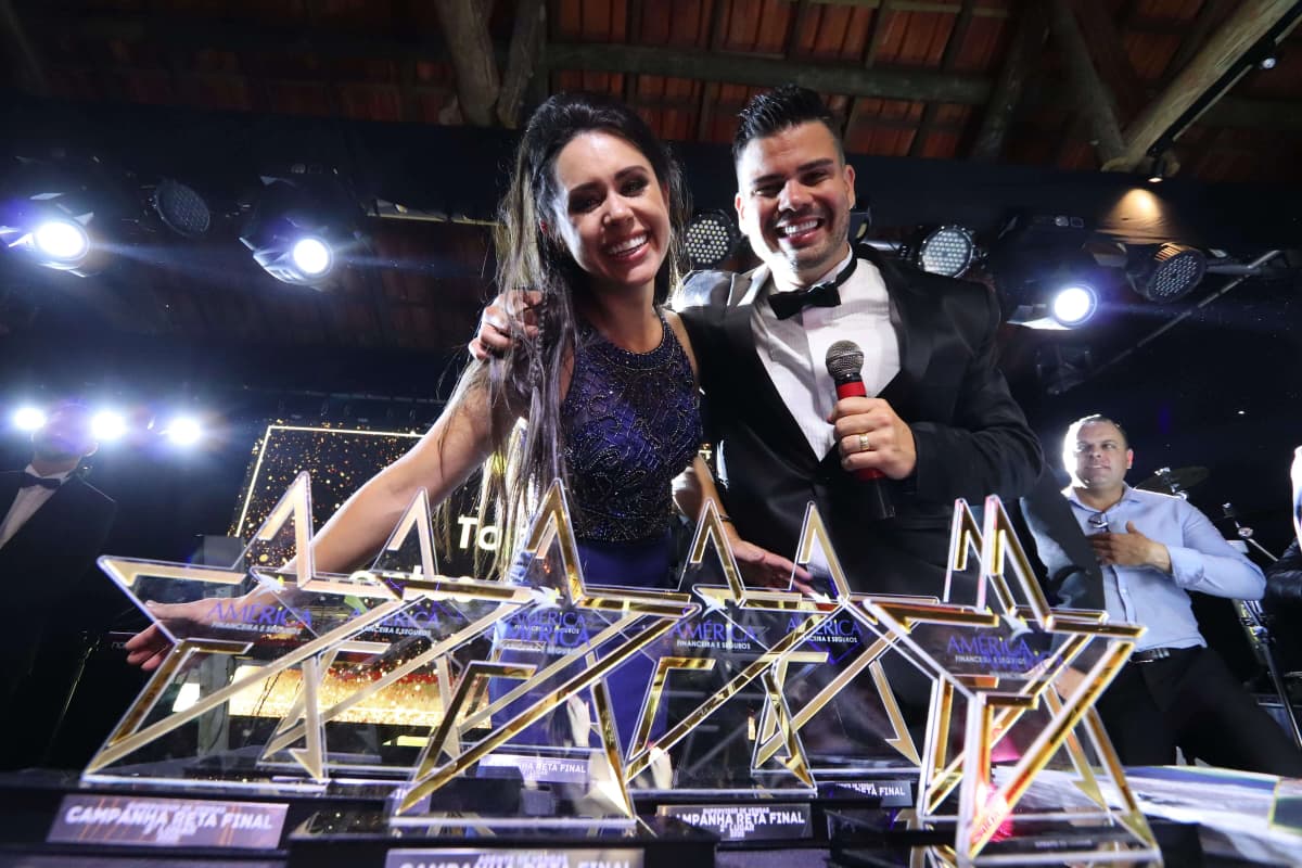 Equipe toda vestida de vermelho para evento especial
