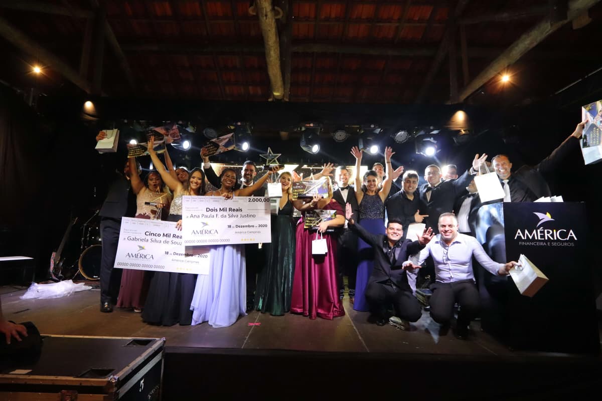 Equipe celebrando com troféu em mãos